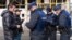 2016年2月24日警察在比利时法国边境检查通行者证件。