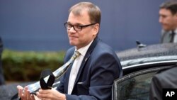 El domingo, el Premier finlandés dijo a una emisora de radio que ha suspendido su plan, aunque todavía está dispuesto a apoyar a una familia de refugiados en otra forma, hasta que la situación cambie.