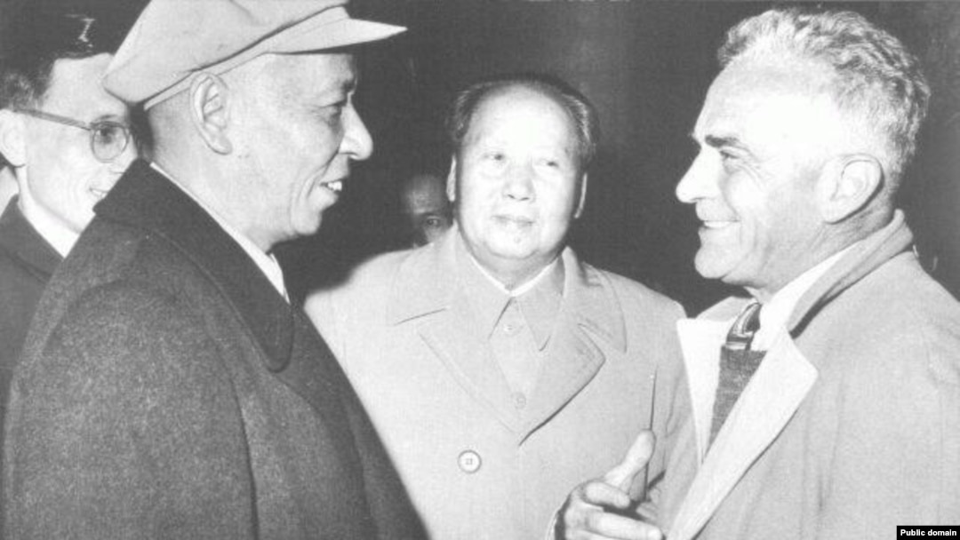 Edgar Snow with Mao Zedong, center, and Liu Shaoqi, who was then China's head of state, in Beijing in 1960. (Public domain)