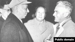 Edgar Snow with Mao Zedong, center, and Liu Shaoqi, who was then China's head of state, in Beijing in 1960. (Public domain)