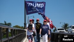 Pristalice Donalda Trampa okupljaju se ispred njegovog odmarališta Mar-a-Lago, 21. marta 2023.