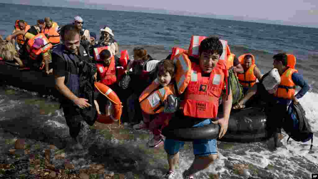 Pendant ce temps, plus de réfugiés arrivent à bord d&#39;un canot pneumatique, après avoir traversé de la Turquie à l&#39;île de Lesbos, en Grèce.&nbsp;