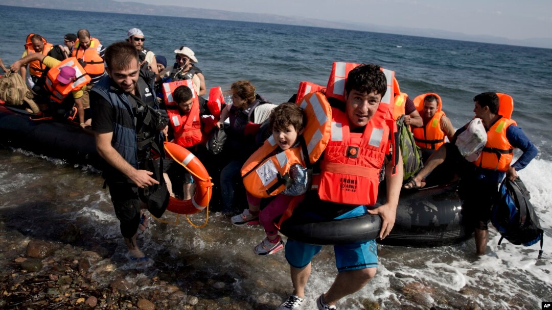 Para migran Suriah tiba di pulau Lesbos, Yunani setelah menyeberang dari Turki (foto: dok).