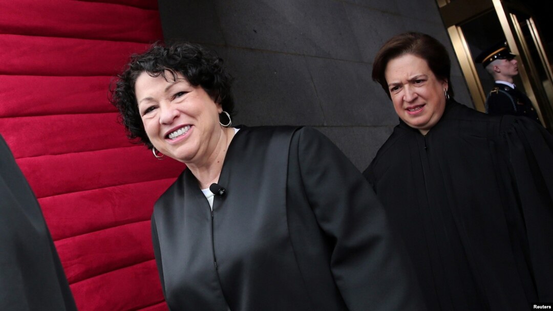En 2009, el presidente Barack Obama nominó a Sonia Sotomayor a la Corte Suprema de EE.UU. convirtiéndose, después de una votación, en la primer juez hispana y tercer mujer en la Corte Suprema del país.