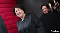 En 2009, el presidente Barack Obama nominó a Sonia Sotomayor a la Corte Suprema de EE.UU. convirtiéndose, después de una votación, en la primer juez hispana y tercer mujer en la Corte Suprema del país.