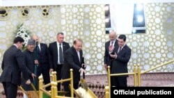 Perdana Menteri Muhammad Nawaz Sharif saat upacara peletakan batu pertama proyek pembangunan jalur pipa gas alam Turkmenistan-Afghanistan-Pakistan-India (TAPI) di Turkmenistan pada 13 Desember 2015.