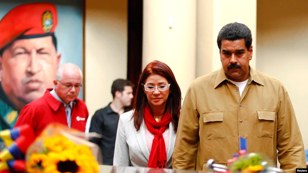 Presiden Venezuela Nicolas Maduro (kanan) dan istrinya Cilia Flores mengunjungi makam mendiang presiden Hugo Chavez dalam upacara mengenang lima bulan mangkatnya presiden tersebut di pemakaman militer 4F, Caracas (5/8). 