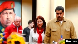 Presiden Venezuela Nicolas Maduro (kanan) dan istrinya Cilia Flores mengunjungi makam mendiang presiden Hugo Chavez dalam upacara mengenang lima bulan mangkatnya presiden tersebut di pemakaman militer 4F, Caracas (5/8). 