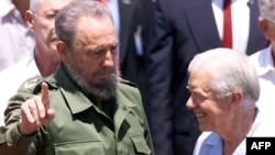 Cựu Tổng thống Mỹ Jimmy Carter, phải, và Chủ tịch Cuba Fidel Castro nói chuyện tại sân bay quốc tế Jose Marti ở Havana, 17/5/2002