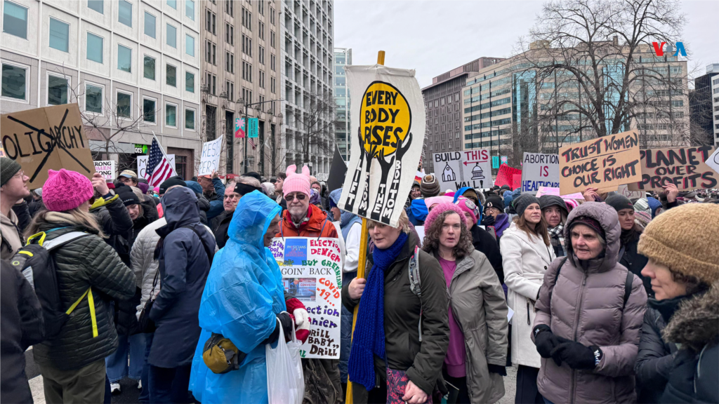 Las protestas se enmarcan en las prioridades políticas del partido republicano, que según organizadores, socavarán los derechos de las mujeres, los inmigrantes, la comunidad LGBTI+, las minorías raciales y religiosas.