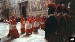 Para kardinal berpartisipasi dalam upacara dalam konklaf di Kapel Sistine, Vatikan, untuk memilih Paus Yohannes Paulus pada 1978. (Foto: Dok)