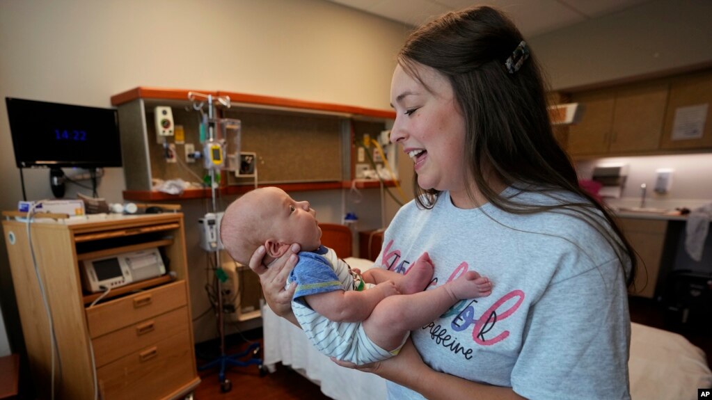 Katie O'Brien sostiene a su hijo, Bennett, el martes 29 de agosto de 2023, en la sala de partos donde dio a luz, en el Centro Médico del condado Henry en Paris, Tennessee.