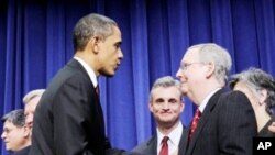 سه‌رۆک ئۆباما پاش مۆرکردنی پـرۆژه‌ بڕیاری که‌مکردنه‌وه‌ی باج ده‌سـتخۆشی لێـده‌کرێت، هه‌ینی 18 ی دوازده‌ی 2010