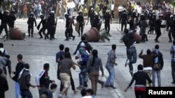 28일 이집트 카이로에서 무함마드 무르시 대통령의 새 헌법에 반대하는 시위대와 진압 경찰들.
