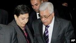 Pejabat senior Palestina Hanan Ashrawi (kiri) bersama Presiden Palestina Mahmoud Abbas (foto: dok).