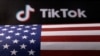 TikTok標誌和美國國旗。