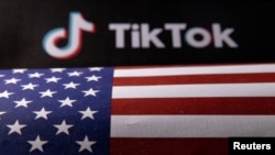 资料照制图：TikTok标志和美国国旗。
