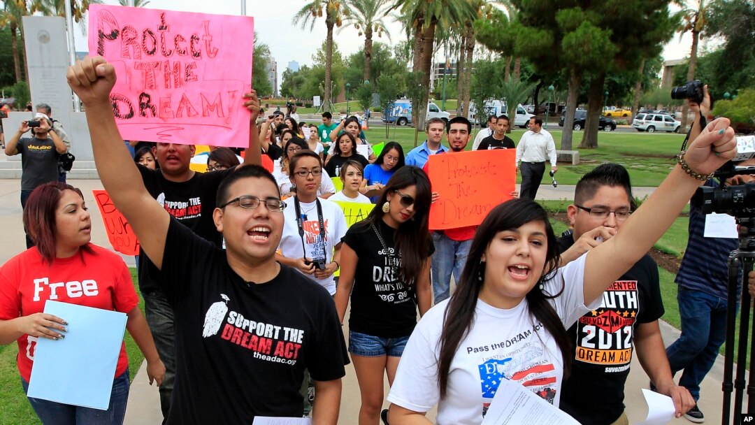 Jóvenes durante una manifestación de apoyo a los inmigrantes indocumentados.