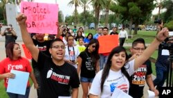 Jóvenes durante una manifestación de apoyo a los inmigrantes indocumentados.