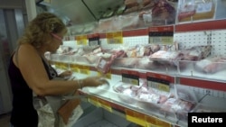 En una foto de archivo una cliente selecciona un paquete de carne en un mercado de Buenos Aires, Argentina, 2016. Reuters/Enrique Marcarian.