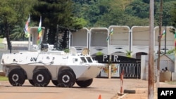 Un véhicule blindé de la Mission des Nations Unies est stationné devant le palais présidentiel à Bangui, la capitale de la République centrafricaine, le 8 octobre 2014.