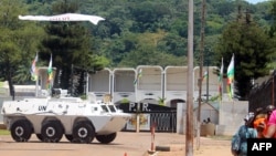 Un véhicule blindé de la Mission des Nations Unies stationné devant le palais présidentiel à Bangui, Centrafrique, le 8 octobre 2014.