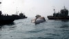 Petugas penyelamat sedang melakukan pencarian sembilan orang yang hilang setelah sebuah kapal penangkap ikan terbalik di perairan lepas pantai barat daya Korea Selatan, dalam ilustrasi. (Foto: via AP)