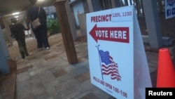 미국 중간선거날인 6일 플로리다 탤러해시의 한 건물 앞에 투표장을 안내하는 표지판이 보인다. 