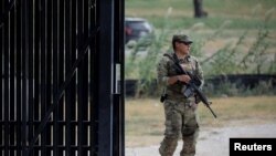 ARCHIVO: Un soldado estadounidense hace guardia en un puesto de control cerca del Puente Internacional entre México y Estados Unidos, donde los migrantes esperan ser procesados, en Del Río, Texas, Estados Unidos, el 18 de septiembre de 2021. 