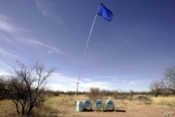 Tanques de agua de la ONG Humane Borders situados en el desierto como suministro para los inmigrantes que cruzan el área cerca de Arivaca, Arizona, el 23 de marzo de 2006.