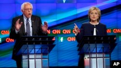 Los dos líderes en las encuestas, el senador Bernie Sanders y la ex secretaria de Estado, Hillary Clinton, debaten intensamente en Las Vegas.