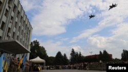 Aviones de combate vuelan durante el funeral del piloto de combate militar ucraniano Oleksiy Mes, quien murió en una misión de combate el lunes 26 de agosto, en medio del ataque de Rusia a Ucrania, esta imagen publicada el 29 de agosto de 2024.