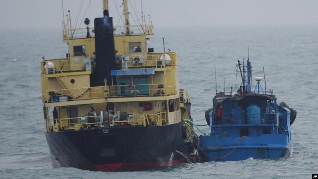 Tanker Korea Utara Yu Jong 2 (kiri) dan Min Ning De You 078 berdampingan di Laut China Timur (foto: dok). AS menuduh tanker-tanker Korea Utara membawa produk minyak yang diperoleh melalu transfer secara tidak sah antar kapal. 