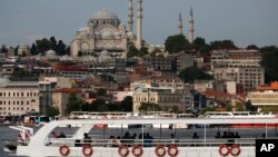 국가비상사태가 종료된 19일 터키 이스탄불에서 유람선이 골든 혼을 지나고 있다. 