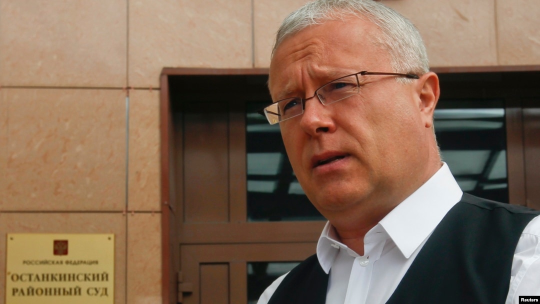 Russian media magnate Alexander Lebedev speaks to the media after arriving for a court hearing in Moscow, May 20, 2013.