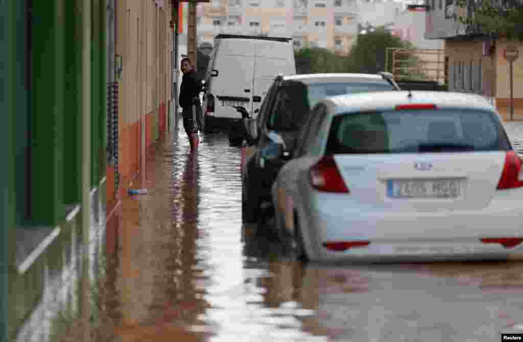 Las inundaciones son consideradas las más letales de las últimas tres décadas. Hasta el momento, las autoridades han confirmado la muerte de al menos 70 personas.