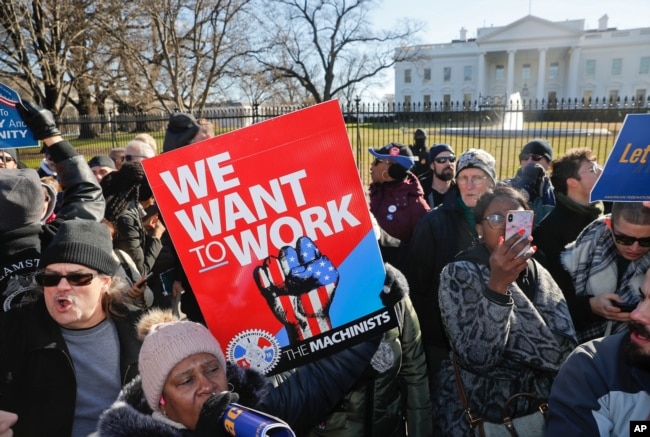 Los miembros del sindicato y otros empleados federales se detienen frente a la Casa Blanca en Washington durante una manifestación para pedir el fin del cierre parcial del gobierno, el 10 de enero de 2019