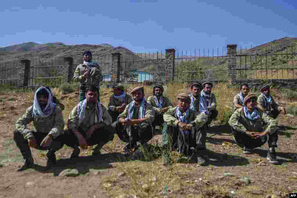 Los j&#243;venes afganos que ser&#225;n incluidos en las fuerzas de seguridad afganas se sientan a lo largo de una carretera en la provincia de Panjshir en Afganist&#225;n el 15 de agosto de 2021.