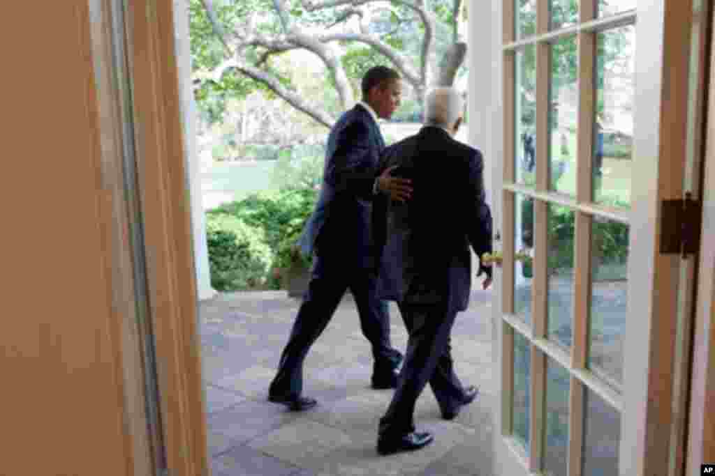 奥巴马总统陪同阿巴斯主席离开总统办公室(9月1日)