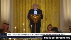 دونالد ترامپ، در حال سخنرانی در مراسم ضیافت شام با حضور محمد بن سلمان، ولیعهد عربستان سعودی