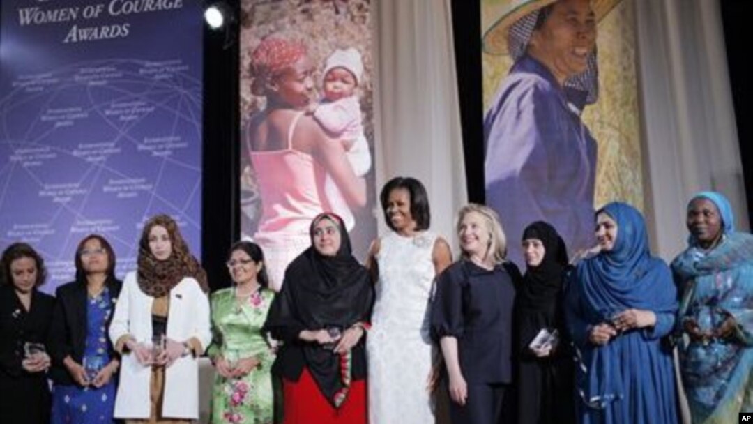 Ngoại trưởng Hoa Kỳ Hillary Clinton và Đệ nhất Phu nhân Michelle Obama chụp hình chung với các phụ nữ nhận giải Phụ Nữ Dũng cảm vào Ngày Quốc tế Phụ nữ năm 2012