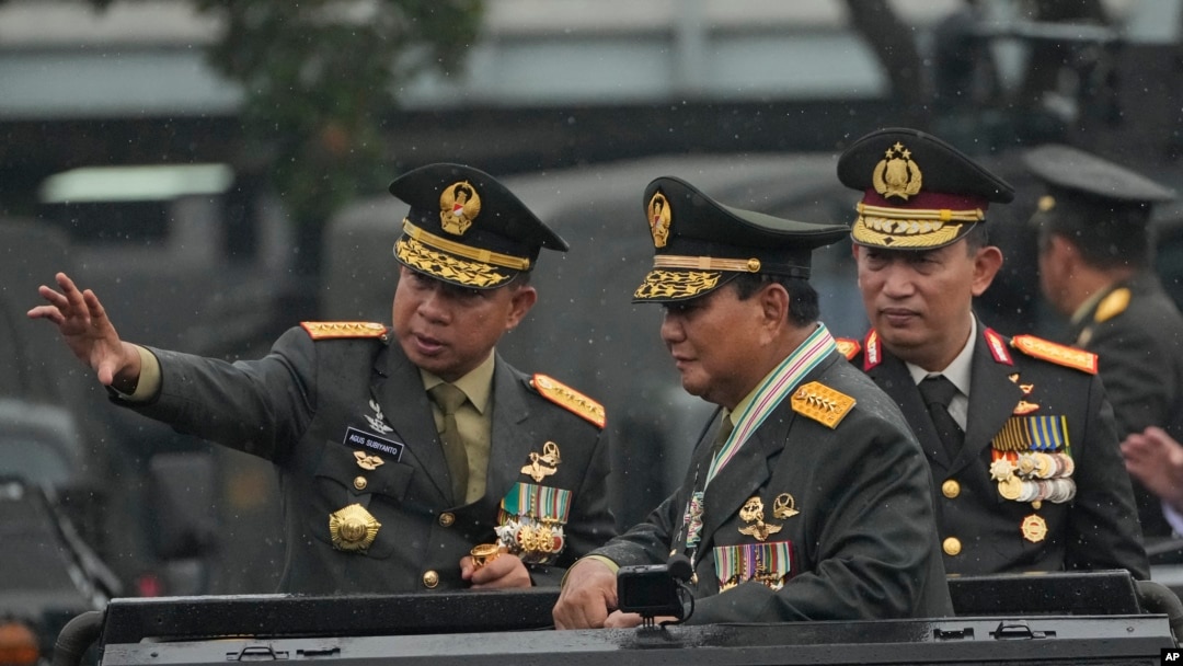 Menteri Pertahanan Prabowo Subianto (tengah) bersama Panglima TNI Jenderal Agus Subiyanto, dan Kapolri Listyo Sigit Prabowo, melakukan pemeriksaan militer usai penganugerahan pangkat istimewa dari Presiden Joko Widodo, Jakarta, Rabu, 28 Februari 2024.(Foto: Achmad Ibrahim/AP)