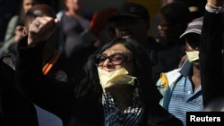 Manifestation devant le siège de la South African Broadcasting Corporation (SABC) à Johannesbourg, en Afrique du Sud, le 1er juillet 2016. (AP Photo/Denis Farrell) 