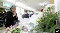 Shizue Takahashi, istri dari salah satu pekerja yang tewas dalam serangan gas saraf di Kasumigaseki, Tokyo, 20 Maret 1995, ikut mengheningkan cipta dalam peringatan 25 tahun serangan tersebut, 20 Maret 2020.