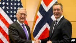 ARCHIVO - El Secretario de Defensa de Estados Unidos, Jim Mattis, saluda al Ministro de Defensa de Noruega, Frank Bakke-Jensen, antes de una reunión al margen de una reunión de Ministros de Defensa de la OTAN en la sede de la Alianza Atlántica en Bruselas, el miércoles 8 de noviembre de 2017.