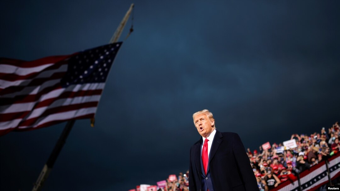 Presiden AS Donald Trump mengadakan rapat umum kampanye di Bandara Internasional Des Moines di Des Moines, Iowa, AS, 14 Oktober 2020. (Foto: Carlos Barria/REUTERS)