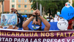 Manifestantes protestan el domingo 4 de octubre de 2020 en un hotel en Managua, Nicaragua. [Foto: Houston Castillo Vado, VOA]