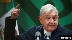 El presidente de México, Andrés Manuel López Obrador, habla con los medios de comunicación durante una conferencia de prensa en el Antiguo Palacio del Ayuntamiento, en la Ciudad de México, el 20 de enero de 2023.