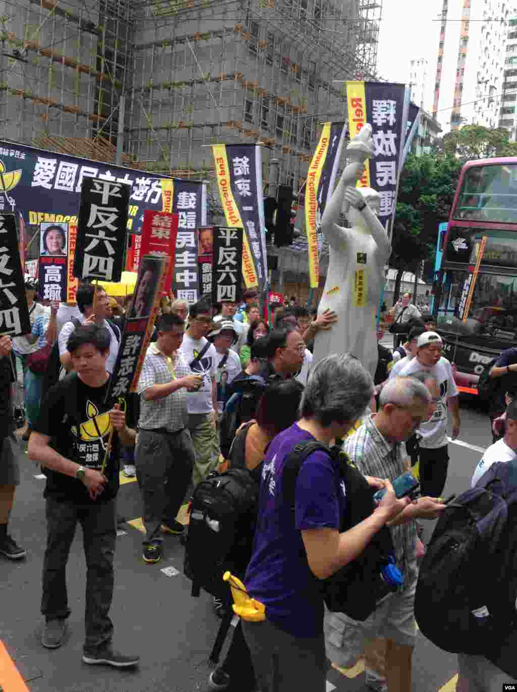 香港市民参加“支联会”举办的六四爱国民主大游行（美国之音海彦拍摄）