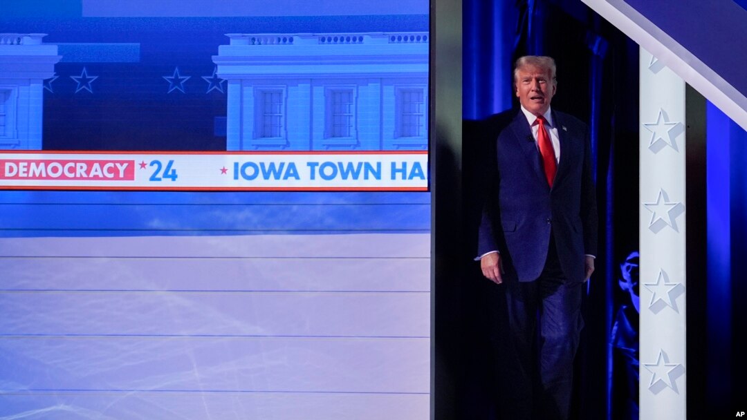Kandidat presiden dari Partai Republik Donald Trump tiba di acara Fox News Channel yang digelar di Des Moines, Iowa, pada 10 Januari 2024. (Foto: AP/Carolyn Kaster)